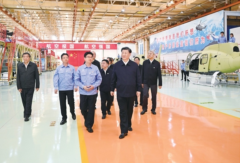 2023年10月10日至13日，中共中央總書(shū)記、國(guó)家主席、中央軍委主席習(xí)近平在江西考察。這是11日上午，習(xí)近平在景德鎮(zhèn)市昌河飛機(jī)工業(yè)（集團(tuán)）有限公司考察。 新華社記者 燕雁/攝