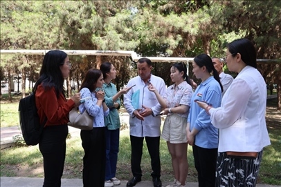 聯(lián)合采訪團隊在采訪塔吉克斯坦中央眼科醫(yī)院副院長馬爾索羅夫·薩爾杜洛。胡澤曦攝