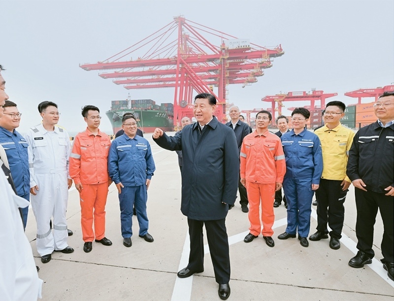 2024年5月22日至24日，中共中央總書(shū)記、國(guó)家主席、中央軍委主席習(xí)近平在山東考察。這是22日下午，習(xí)近平在日照港親切慰問(wèn)港口科技工作者、運(yùn)營(yíng)人員、航運(yùn)人員。 新華社記者 謝環(huán)馳/攝