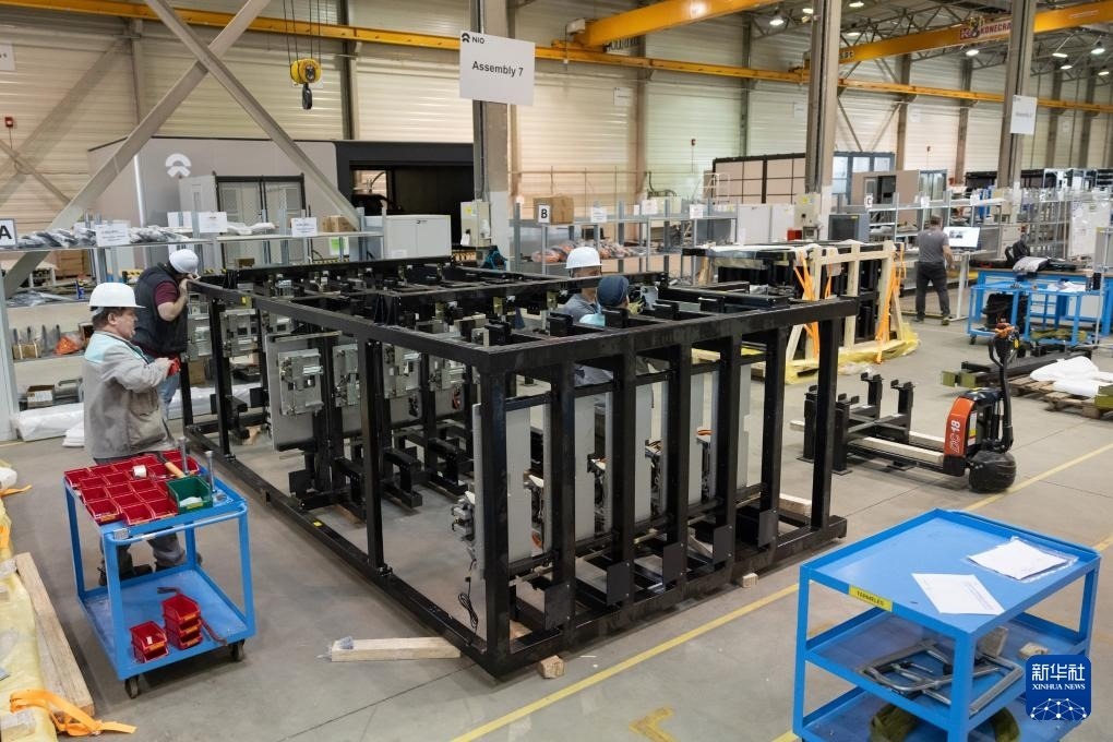 2024年1月26日，在匈牙利比奧托爾巴吉，員工在蔚來能源歐洲工廠工作。新華社發(fā)（弗爾季·奧蒂洛 攝）