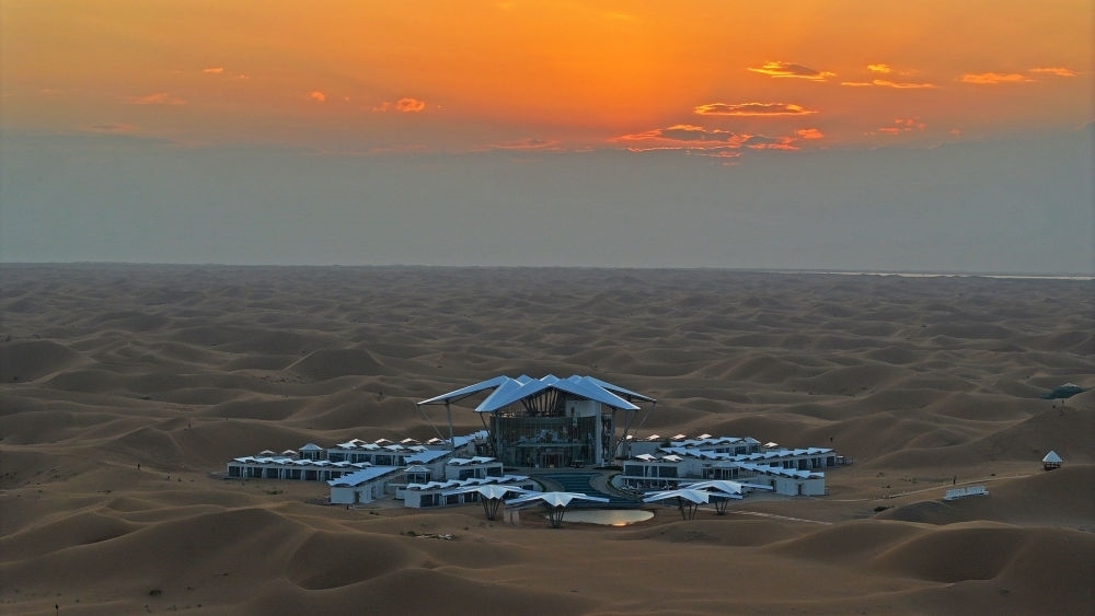 這是位于寧夏中衛(wèi)市沙坡頭景區(qū)的星星酒店（2023年9月6日攝，無人機照片）。新華社記者 王鵬 攝