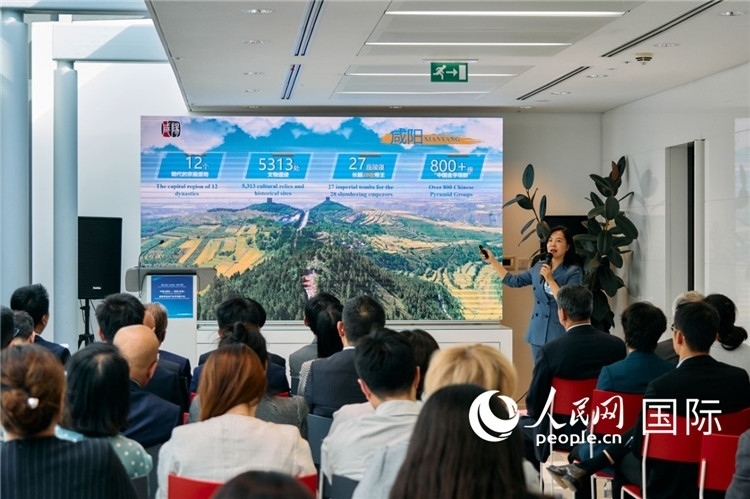 咸陽市招商局局長王苗致辭。