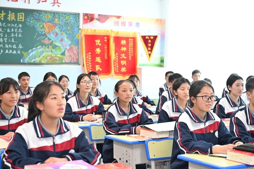 2024年6月18日，果洛西寧民族中學(xué)學(xué)生在上課。