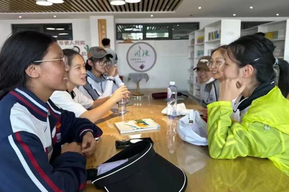 2023年7月10日，在果洛西寧民族中學(xué)，上海市大同中學(xué)學(xué)生（右）與果洛西寧民族中學(xué)學(xué)生交流。新華社發(fā)（果洛州教育局供圖）