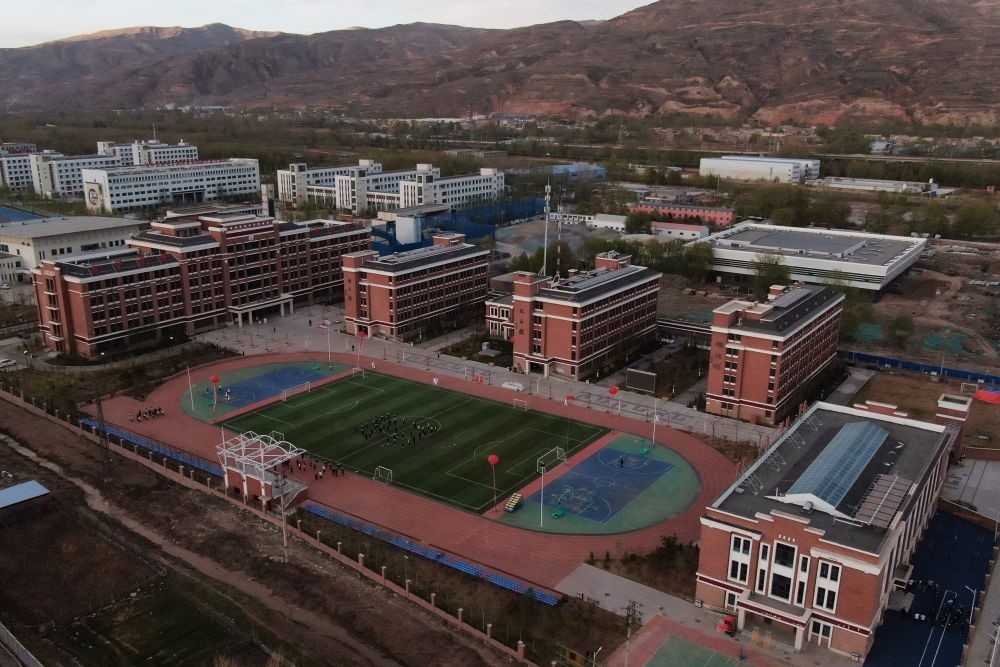 2021年4月28日拍攝的果洛西寧民族中學(xué)（無人機(jī)照片）。
