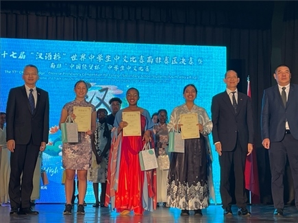 李旭東教育參贊（左一）與赴華參賽選手等合影留念。（圖片來源：孔子課堂）