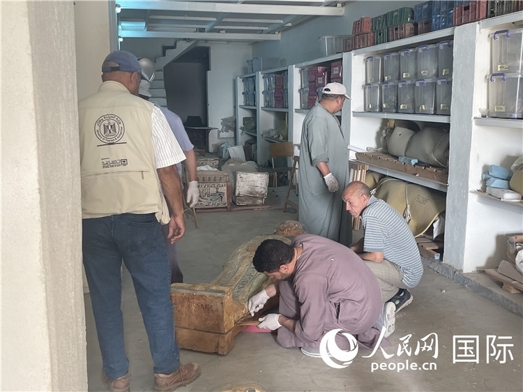 圖為中埃薩卡拉新出土文物數(shù)字化調(diào)查與研究項(xiàng)目團(tuán)隊(duì)在工作現(xiàn)場(chǎng)。薛江攝