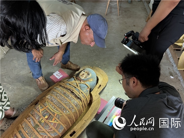圖為中埃薩卡拉新出土文物數(shù)字化調(diào)查與研究項(xiàng)目團(tuán)隊(duì)在工作現(xiàn)場(chǎng)。薛江攝