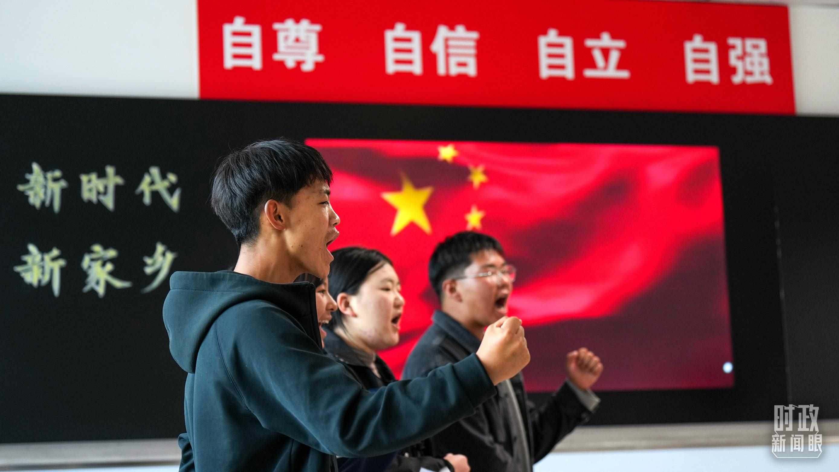 △果洛西寧民族中學高一（1）班的“新時代、新家鄉(xiāng)”主題思政課。（總臺央視記者許永松、國廣記者李晉拍攝）