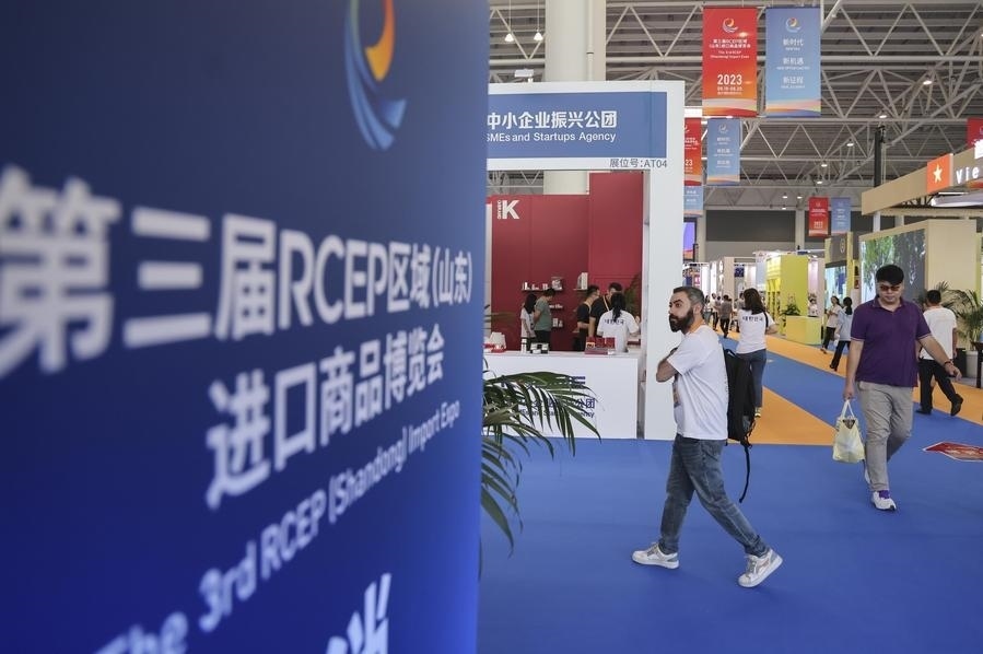 2023年8月18日，人們在第三屆RCEP區(qū)域（山東）進(jìn)口商品博覽會(huì)上參觀。新華社發(fā)（許傳寶 攝）
