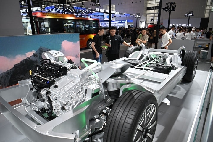 這是在博覽會(huì)現(xiàn)場(chǎng)拍攝的一款智能網(wǎng)聯(lián)汽車平臺(tái)架構(gòu)（6月20日攝）。新華社記者 孫凡越 攝