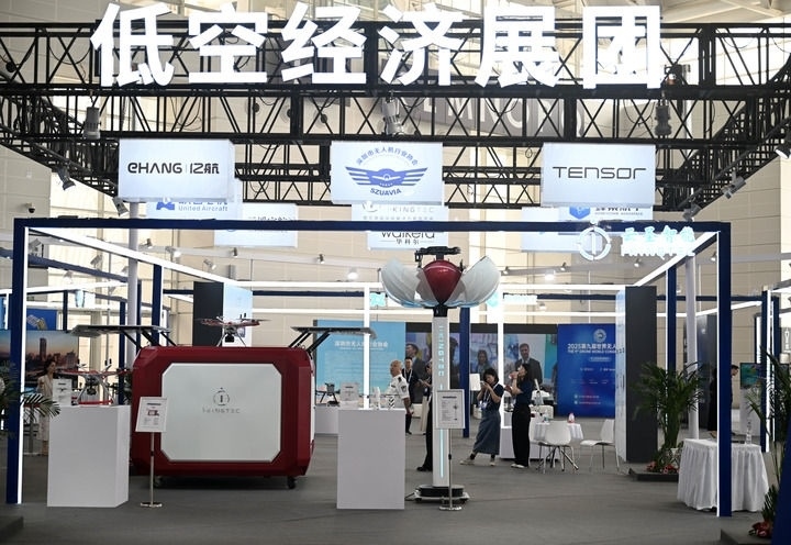 6月20日，參觀者在博覽會(huì)低空經(jīng)濟(jì)展團(tuán)參觀。新華社記者 趙子碩 攝