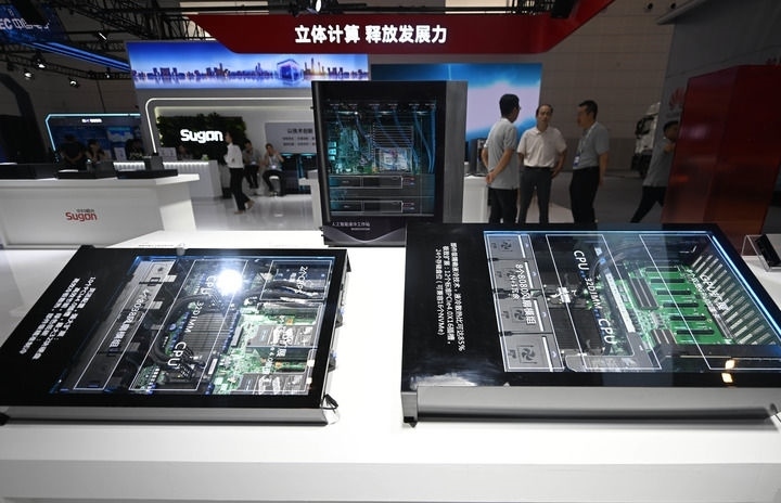 這是6月20日在博覽會(huì)上拍攝的中科曙光展區(qū)的一臺(tái)人工智能服務(wù)器。新華社記者 趙子碩 攝