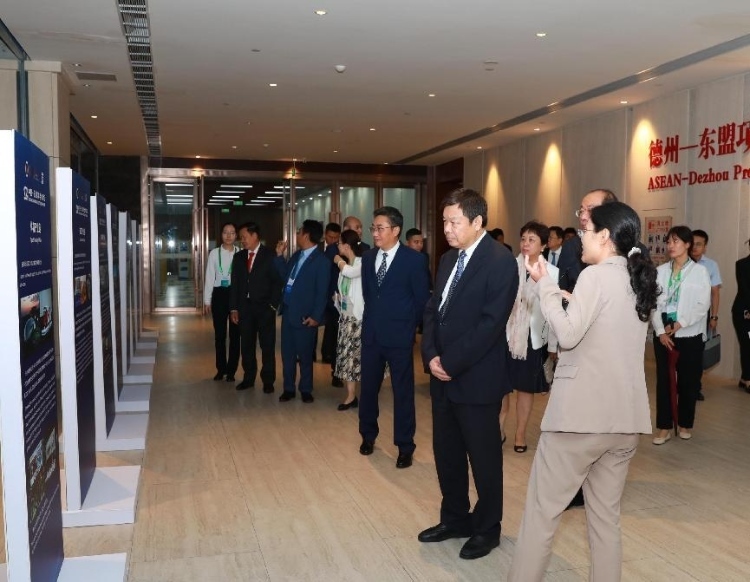 與會(huì)嘉賓參觀圖片展。中國(guó)外文局供圖