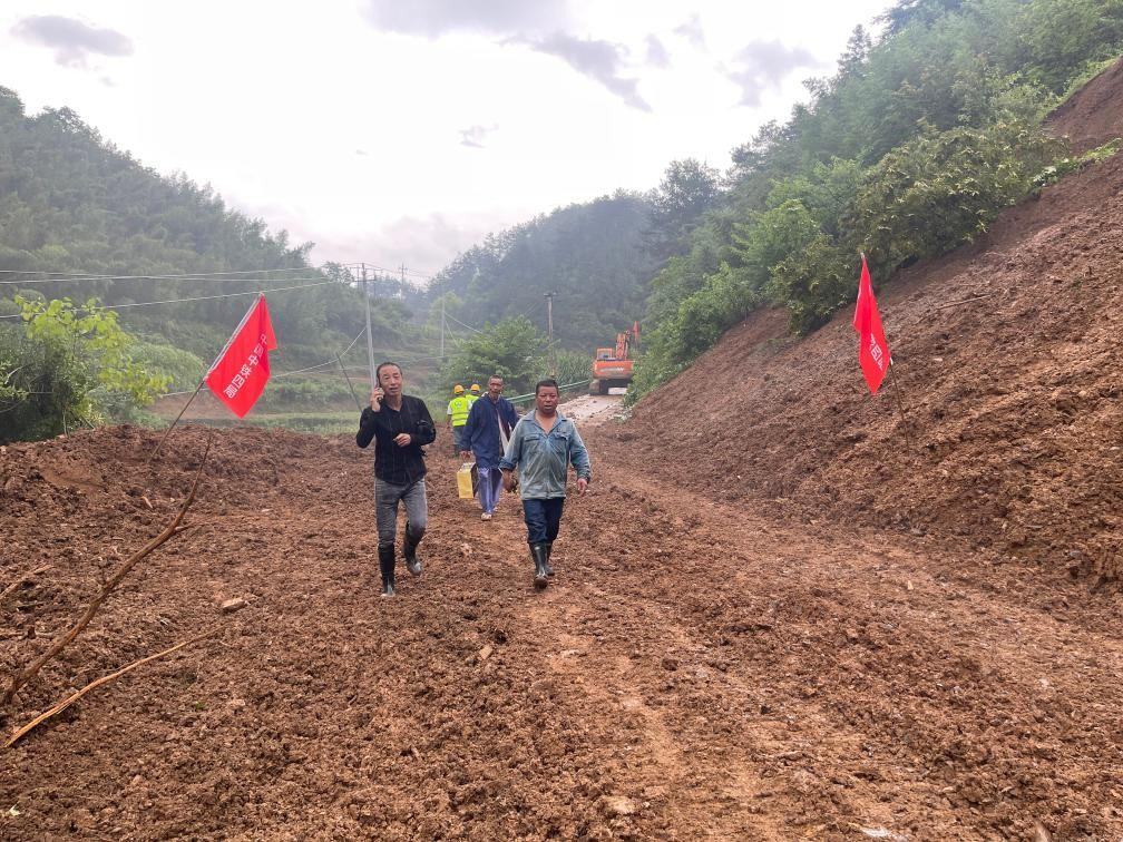 6月22日，木石里008縣道最后一個(gè)塌方點(diǎn)搶通。（受訪者供圖）