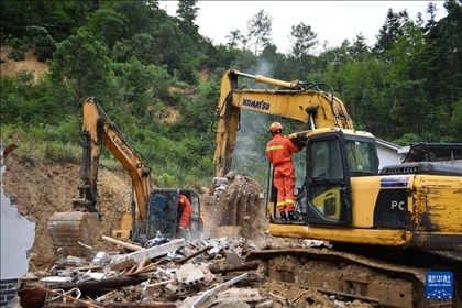 6月23日，救援人員在魚市鎮(zhèn)斗溪村龍?zhí)两M山體滑坡現(xiàn)場(chǎng)開展救援工作。新華社記者 陳振海 攝