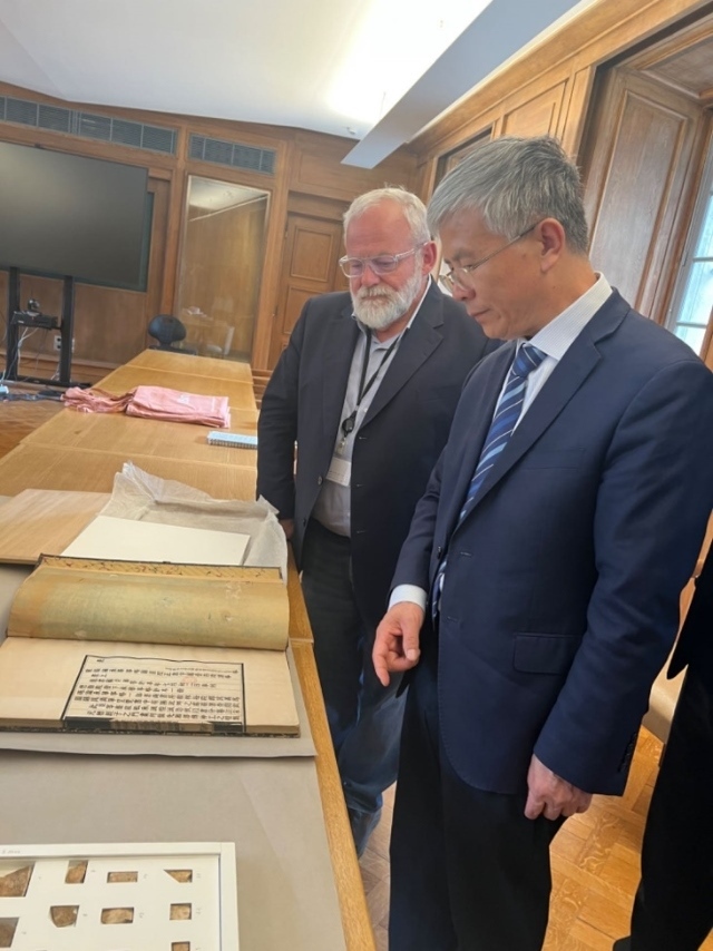 山東大學(xué)校長李術(shù)才率團訪問法國國家圖書館。山東大學(xué)供圖