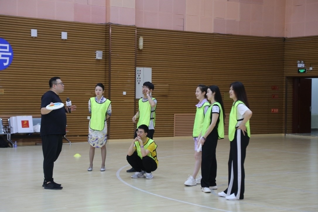 在“友趣體驗(yàn)營”上，年輕用戶正在學(xué)習(xí)飛盤運(yùn)動技巧。 受訪者供圖