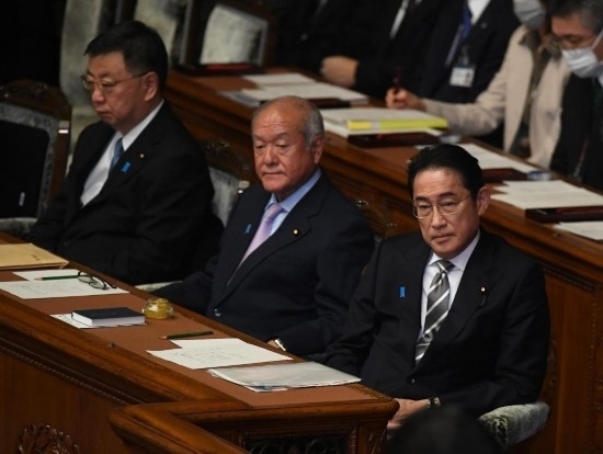 ??2023年12月13日，日本首相岸田文雄（右）參加國會閉會式。新華社記者馮武勇攝