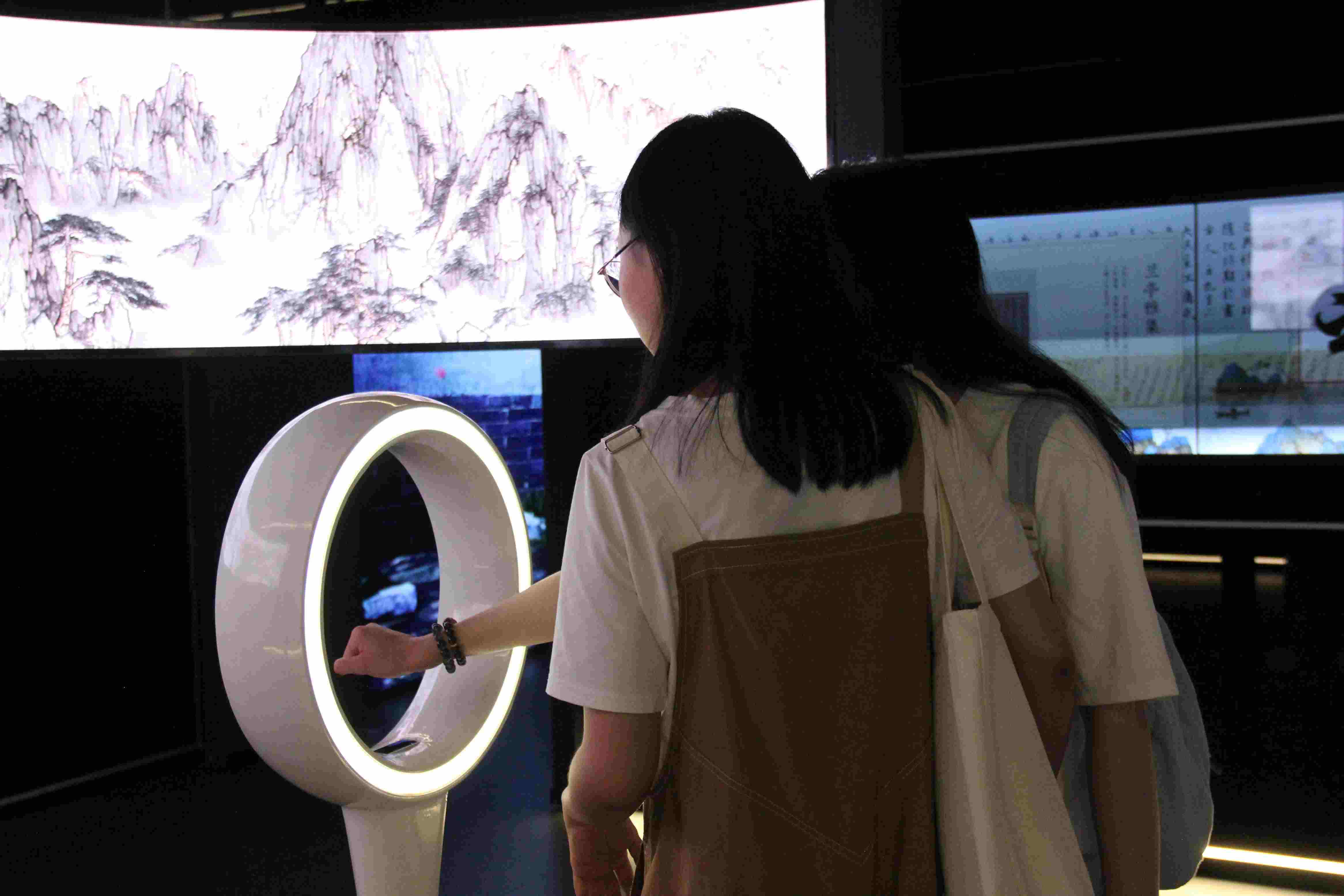游客在“元啟金陵”南京數(shù)字文化客廳參觀并參與互動(dòng)。受訪者供圖