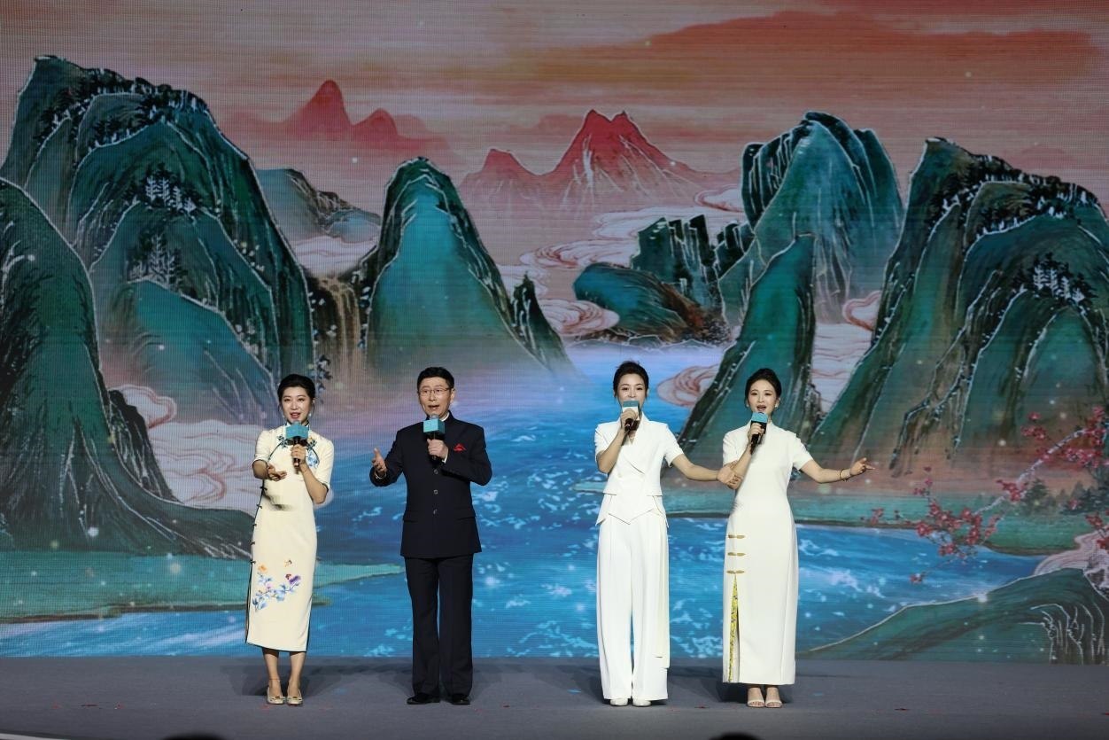 國家一級演員、京劇表演藝術(shù)家王平（左二），國家一級演員、南京藝術(shù)學(xué)院教授單雯（左一），浙江小百花越劇團青年演員陳麗君（右二）、何青青（右一）同臺唱響千年運河情。