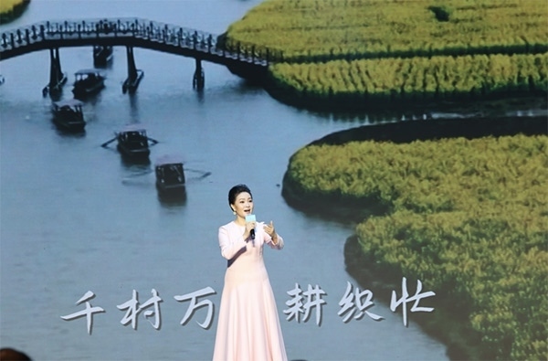 歌唱家、中國音樂學(xué)院教授雷佳現(xiàn)場演唱。