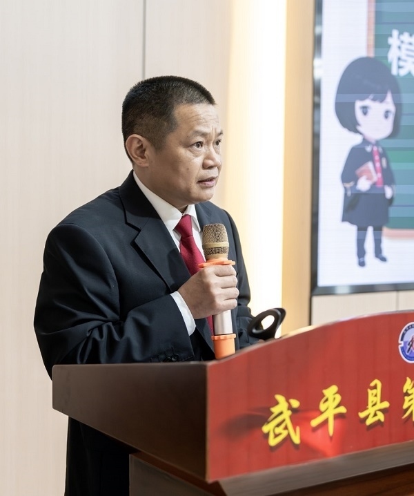 圖④：武平法院刑庭庭長候良石在模擬法庭后為學(xué)生上普法課。
