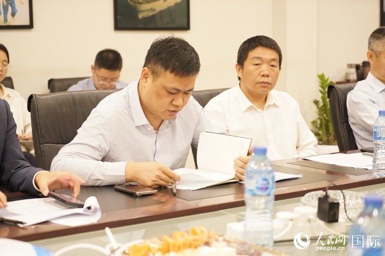 新當選尼日利亞中國礦業(yè)聯(lián)合會會長中國和聯(lián)公司董事長李輝發(fā)言。人民網(wǎng)記者 姜宣攝