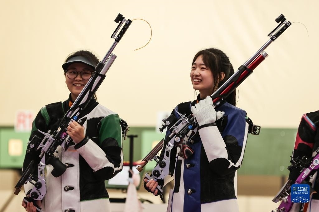 2023年9月24日，在杭州亞運(yùn)會(huì)射擊項(xiàng)目女子10米氣步槍個(gè)人決賽中，中國(guó)選手黃雨婷以252.7環(huán)的成績(jī)獲得冠軍，韓佳予獲得亞軍，印度選手拉米塔獲得季軍。圖為黃雨婷（右）、韓佳予在比賽后。新華社記者 單宇琦 攝