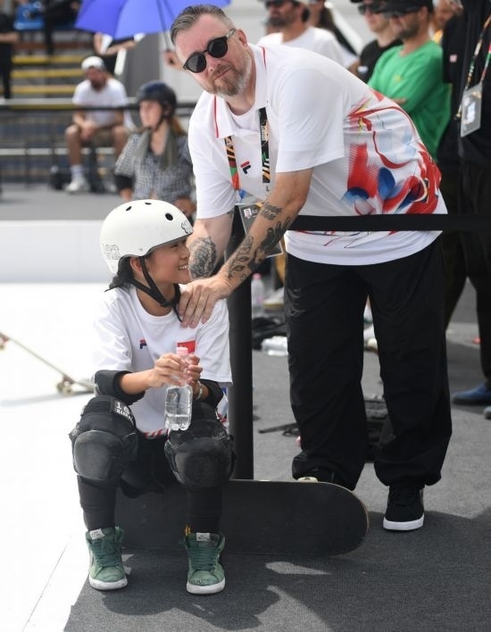 6月20日，鄭好好（左）在比賽間隙與教練互動(dòng)，她在預(yù)賽中最佳成績(jī)?yōu)?2.60分。當(dāng)日，巴黎奧運(yùn)會(huì)資格系列賽布達(dá)佩斯站滑板女子碗池預(yù)賽在布達(dá)佩斯舉行。新華社記者 賀燦鈴 攝