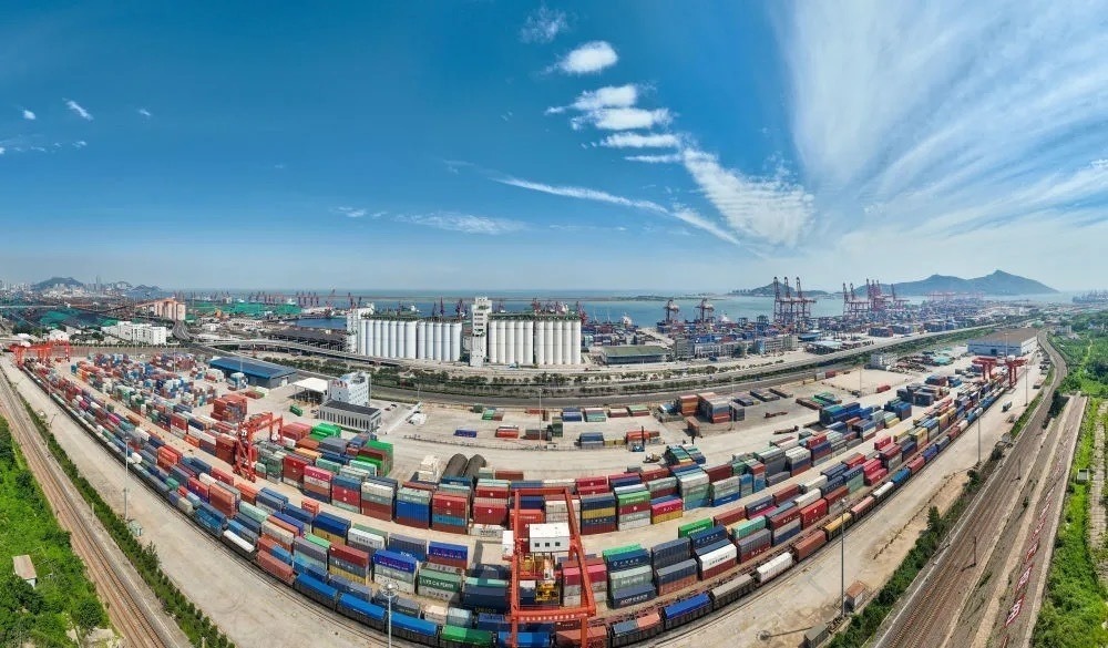 中哈連云港物流合作基地及集裝箱碼頭。（圖源：新華社）