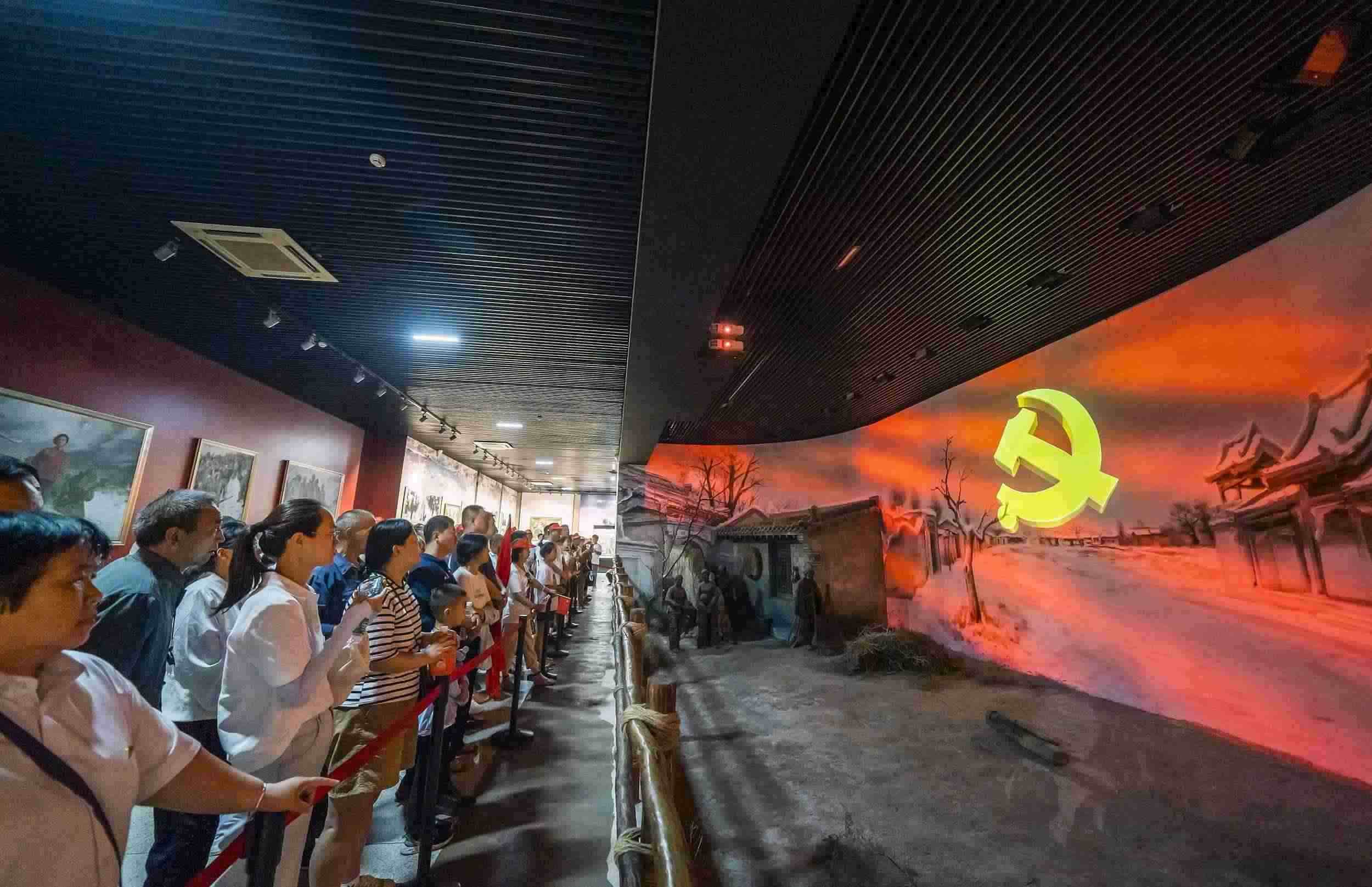 山西呂梁，游客正在文水縣劉胡蘭紀(jì)念館參觀。（圖片來源：視覺中國(guó)）