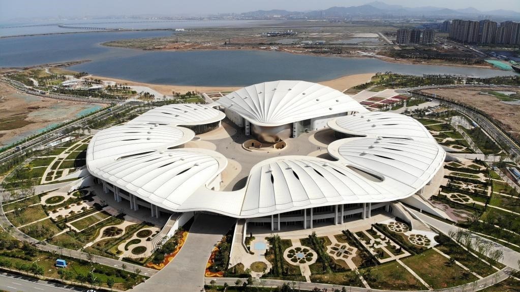 △位于中國—上海合作組織地方經(jīng)貿(mào)合作示范區(qū)的青島·上合之珠國際博覽中心