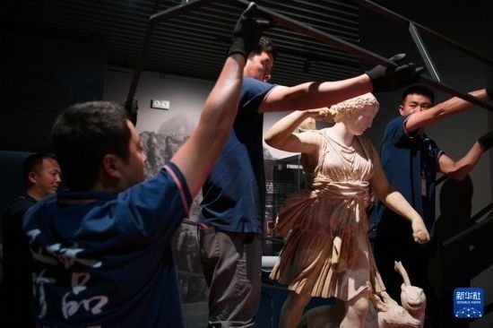 7月2日，工作人員將開箱后的古希臘文物放置在展臺上。新華社記者 張端 攝