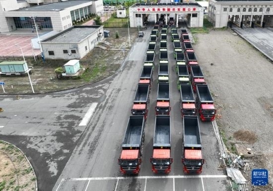 7月2日，車輛在巴克圖口岸辦理通關(guān)手續(xù)（無人機(jī)照片）。新華社發(fā)（馬丁 攝）