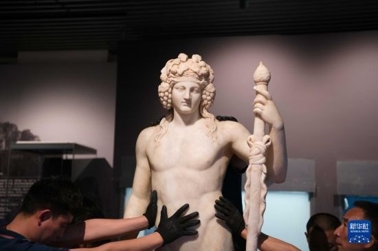 7月2日，工作人員將開箱后的古希臘文物放置在展臺上。新華社記者 張端 攝