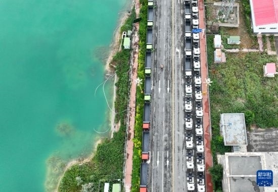 7月2日，車輛在巴克圖口岸有序出境（無人機(jī)照片）。新華社發(fā)（馬丁 攝）