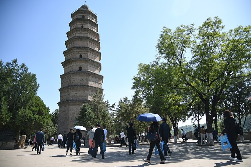 圖為2024年5月7日，游客在延安寶塔山參觀。 新華社記者 張博文 攝