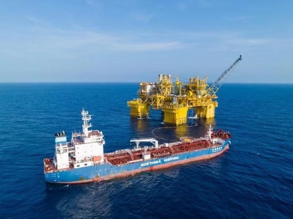 “深海一號(hào)”正在開展凝析油外輸作業(yè)。徐海舟攝