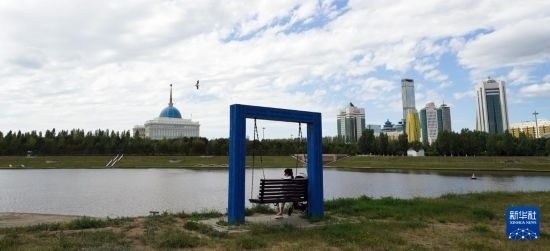 6月30日，一名女子在哈薩克斯坦首都阿斯塔納伊希姆河畔休息。新華社記者 王建華 攝