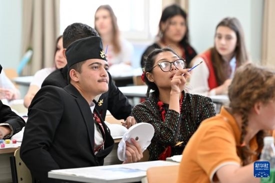 7月3日，外國學生在學習中國文化。新華社記者 李然 攝