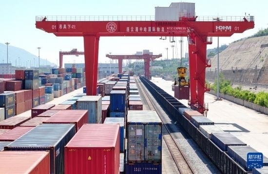 6月30日，在中哈連云港物流合作基地，大型機械在吊裝集裝箱（無人機照片）。新華社發(fā)（王健民 攝）