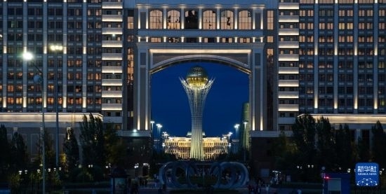 這是7月1日在哈薩克斯坦首都阿斯塔納透過(guò)一座建筑拍攝的巴伊杰列克觀景塔。新華社記者 王建華 攝