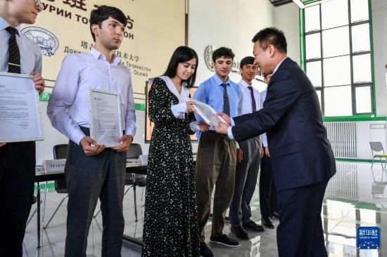7月3日，在塔吉克斯坦首都杜尚別，天津城市建設(shè)管理職業(yè)技術(shù)學(xué)院的負責人為魯班工坊赴華留學(xué)生頒發(fā)錄取通知書。新華社記者 曹陽 攝