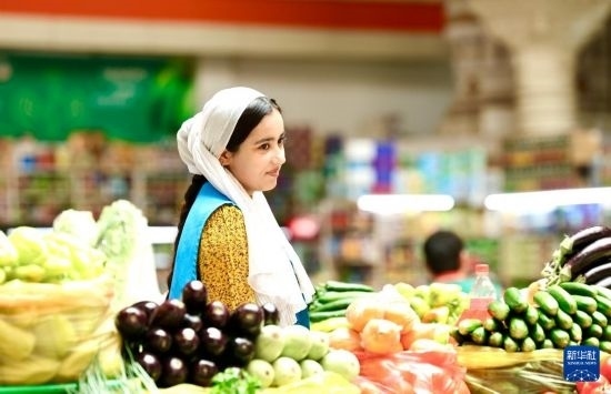 這是7月3日在塔吉克斯坦首都杜尚別大巴扎內(nèi)拍攝的營業(yè)者。新華社記者 姚大偉 攝