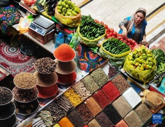 這是7月3日在塔吉克斯坦首都杜尚別拍攝的大巴扎內(nèi)景。新華社記者 燕雁 攝