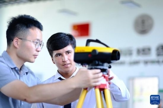 6月14日，在塔吉克斯坦首都杜尚別的魯班工坊，來自天津城市建設(shè)管理職業(yè)技術(shù)學(xué)院的老師（左）指導(dǎo)學(xué)生。新華社記者 鄭開君 攝