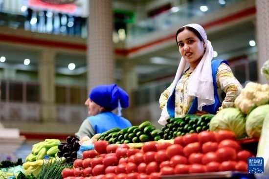 這是6月13日在塔吉克斯坦首都杜尚別大巴扎內(nèi)拍攝的營業(yè)者。新華社記者 鄭開君 攝
