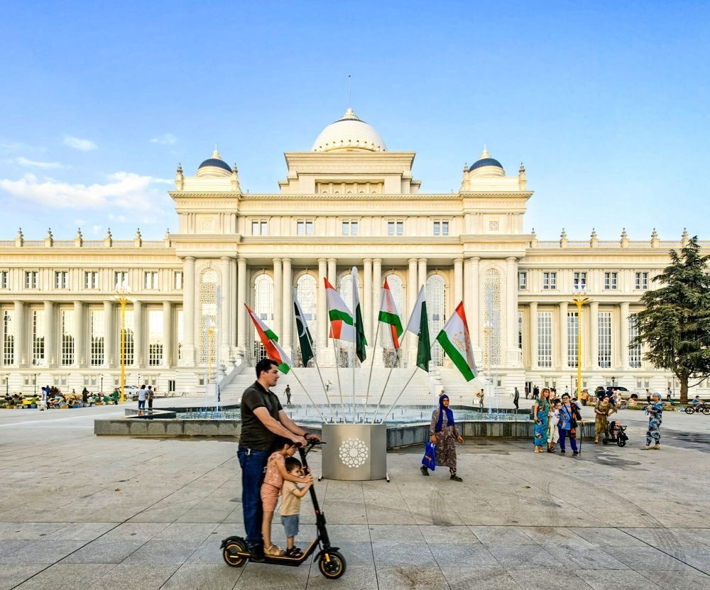 2024年7月1日，人們在塔吉克斯坦議會大樓前的廣場上休閑。