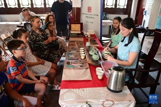 7月4日，在馬耳他桑塔露琪亞市的中國(guó)古典園林“靜園”，人們欣賞中國(guó)茶藝表演。新華社發(fā)（喬納森·博格 攝）